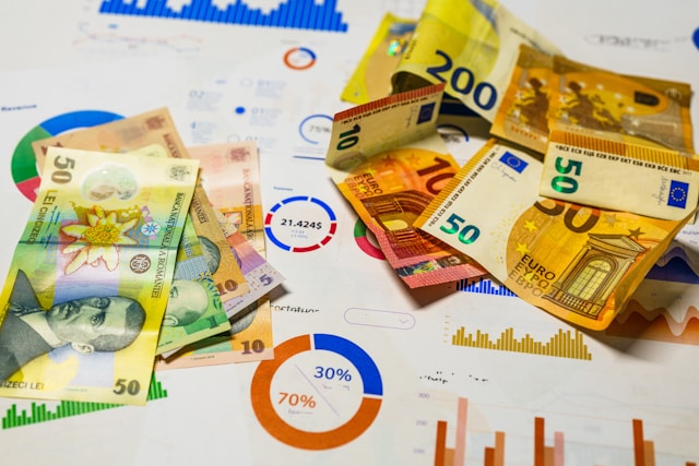 Business budgeting image for sms pricing blog